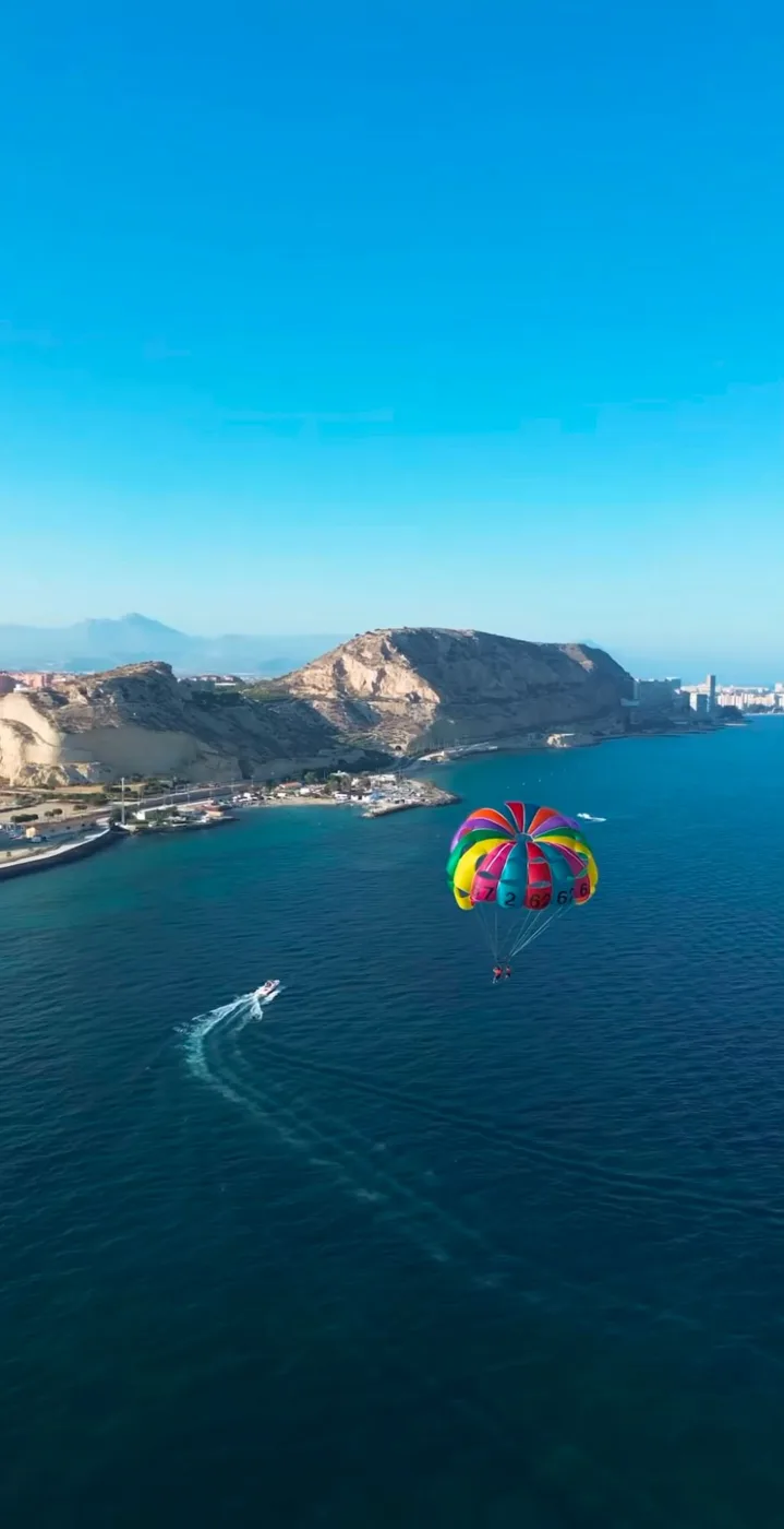 Parasailing frente a la costa de Alicante visto desde el aire