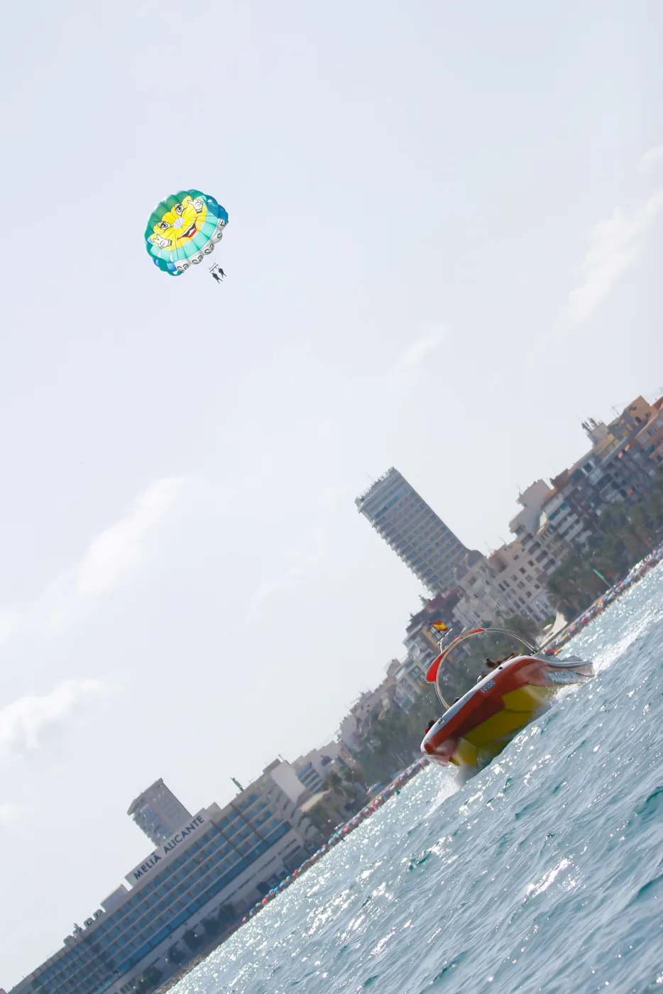 Vuelo sobre la playa del Postiguet