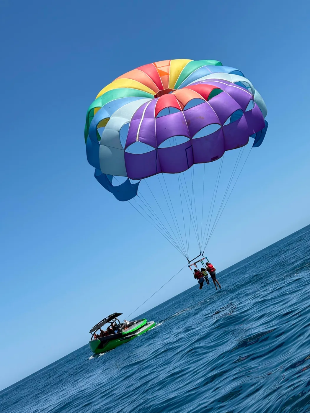 Tres pasajeros volando sobre el mar
